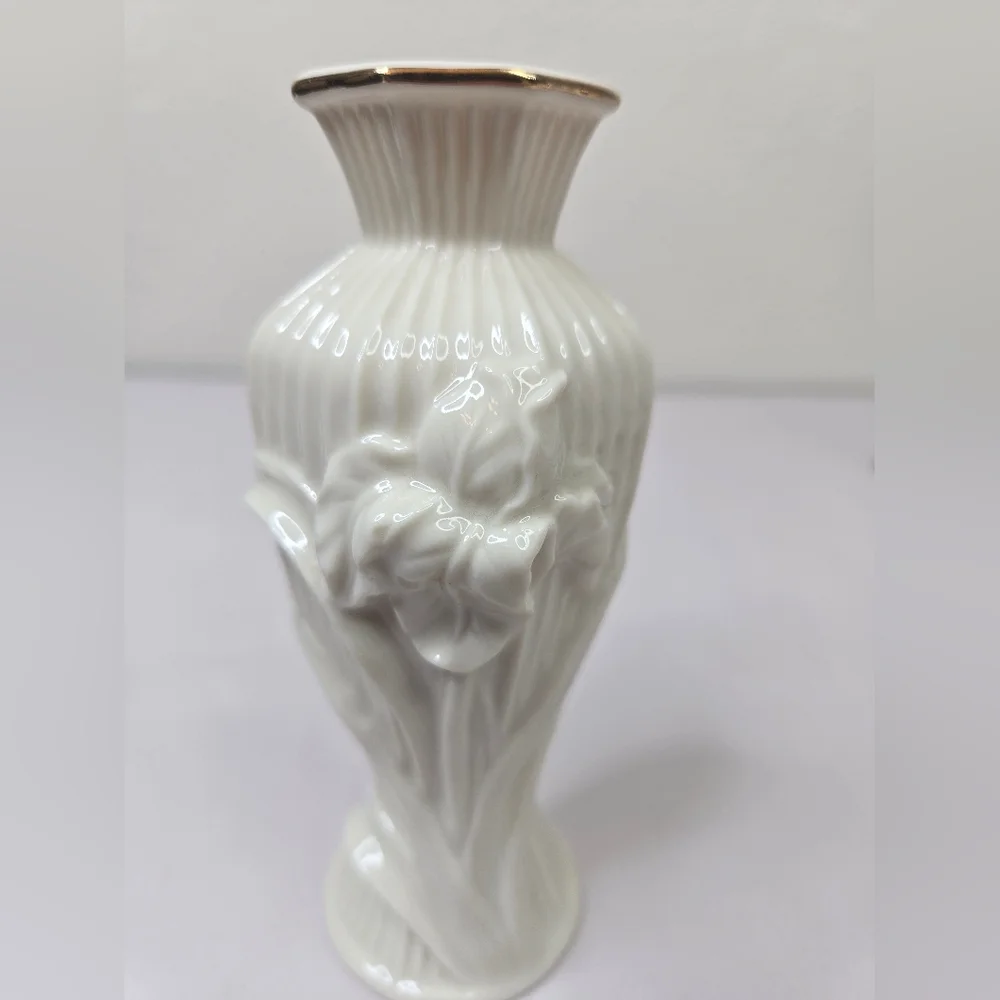 Lenox Iris Vintage Bud Vase Ivory Porcelain With 24K Gold Trim 3D Affect